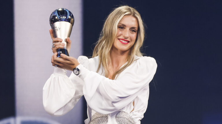 Alexia Putellas, con el trofeo a mejor jugadora del año en los premios The Best, el 27 de febrero de 2023.