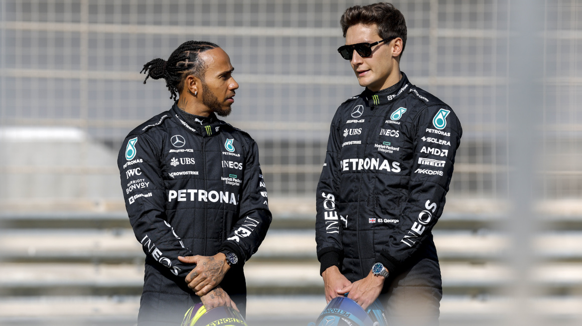 Los pilotos de Mercedes Lewis Hamilton y George Russell durante la prueba de pretemporada de la Fórmula 1 2023.