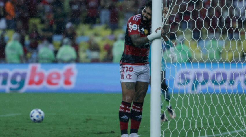 Gabriel Barbosa 'Gabigol' de Flamengo reacciona tras fallar una oportunidad de gol en la final de la Recopa Sudamericana ante Independiente del Valle.