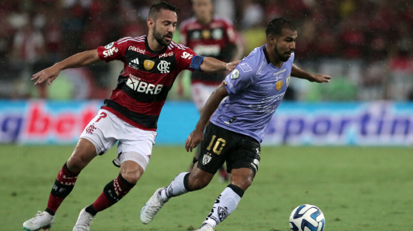 Éverton Ribeiro de Flamengo disputa el balón con Junior Sornoza de Independiente del Valle en la final de vuelta de la Recopa Sudamericana 2023.