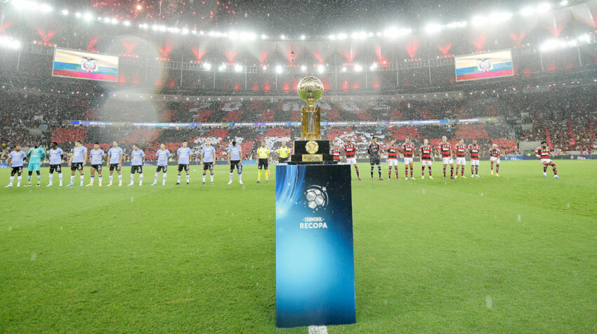 El trofeo de la Recopa Sudamericana, antes del comienzo del partido.