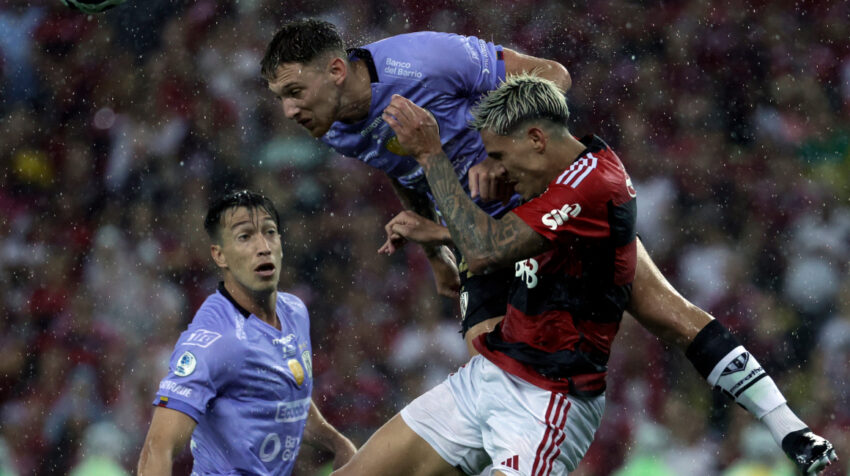Mateo Carabajal cabecea un balón en el partido de Independiente del Valle ante Flamengo, por la Recopa Sudamericana.