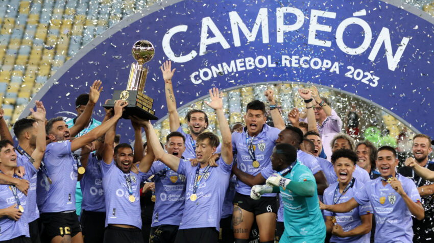 Los jugadores de Independiente del Valle levantan el trofeo de campeón de la Recopa Sudamericana en el Maracaná, el martes 28 de febrero de 2023.