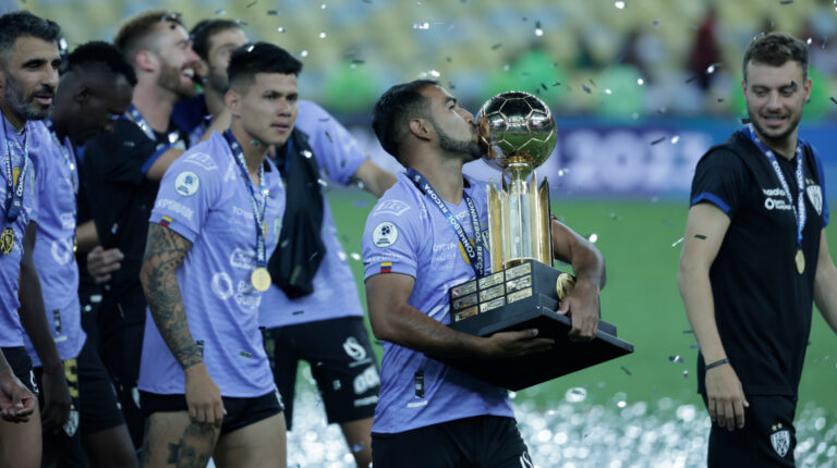 Junior Sornoza, de IDV, besa el trofeo de la Recopa Sudamericana, el 28 de febrero de 2023.