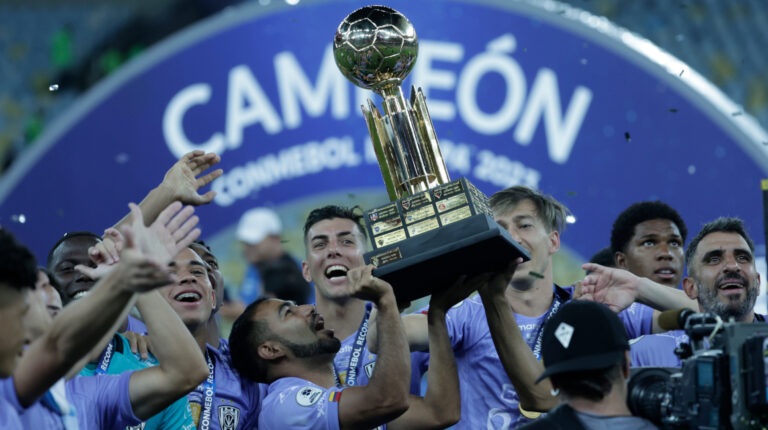 Los jugadores de Independiente del Valle celebran su triunfo y el título en la final de la Recopa Sudamericana ante Flamengo.