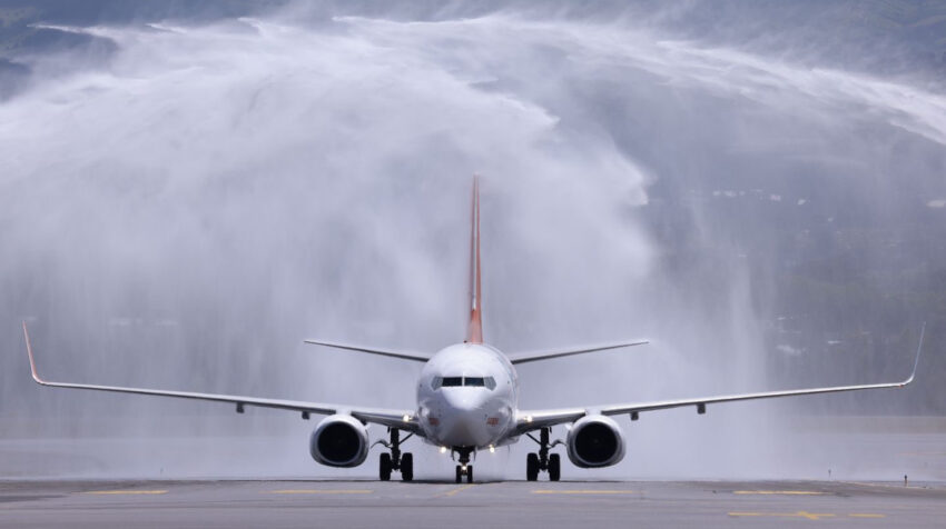 El avión de Independiente del Valle es recibido con un arco de agua en su arribo a Quito, el 1 de marzo de 2023.