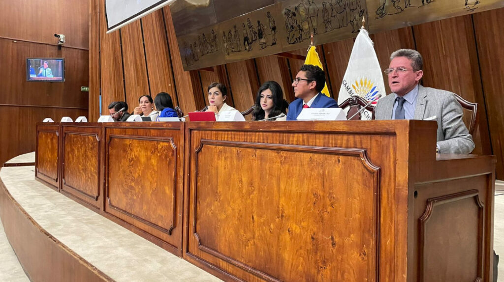 Comisión legislativa recomienda juicio político contra el presidente Lasso