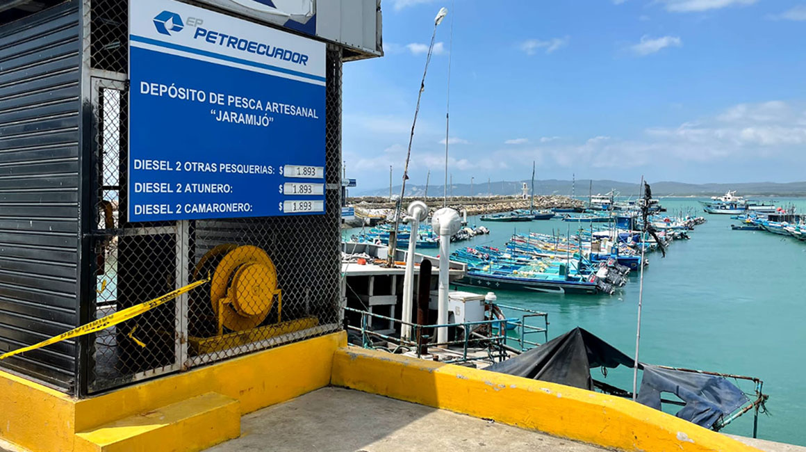 Gasolinera naval en el puerto de Jaramijó, Manabí, donde se abastecen de combustible los barcos de pesca artesanal.