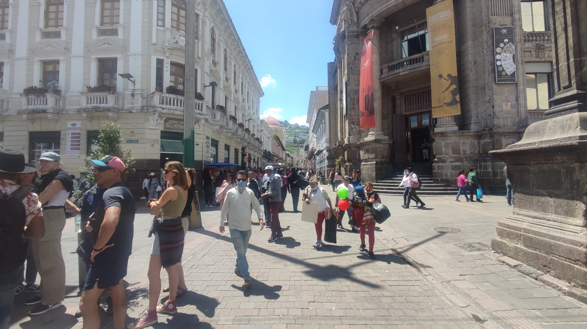 Personas caminan en las calles del Centro Histórico de Quito, el 21 de enero de 2023.