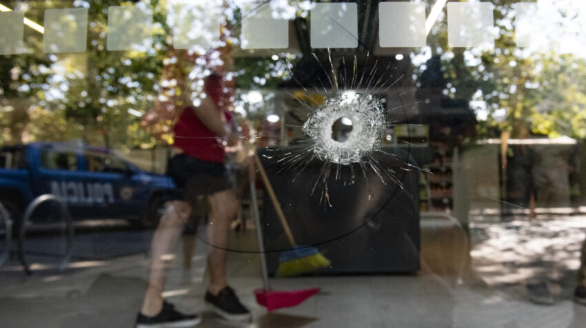 Vista de los impactos de bala en el supermercado de la familia de Antonela Roccuzzo, esposa de Lionel Messi, que fue atacado a tiros en Rosario, el 2 de marzo de 2023.  