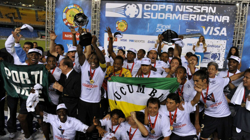 Los jugadores de Liga de Quito festejan con el trofeo de la Copa Sudamericana 2009.