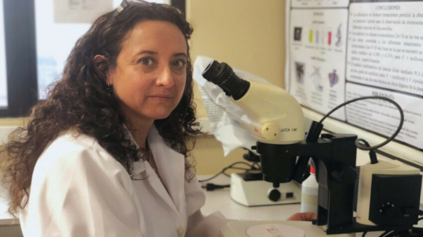 La investigadora Claudia Segovia en su laboratorio en Quito, en 2019. 