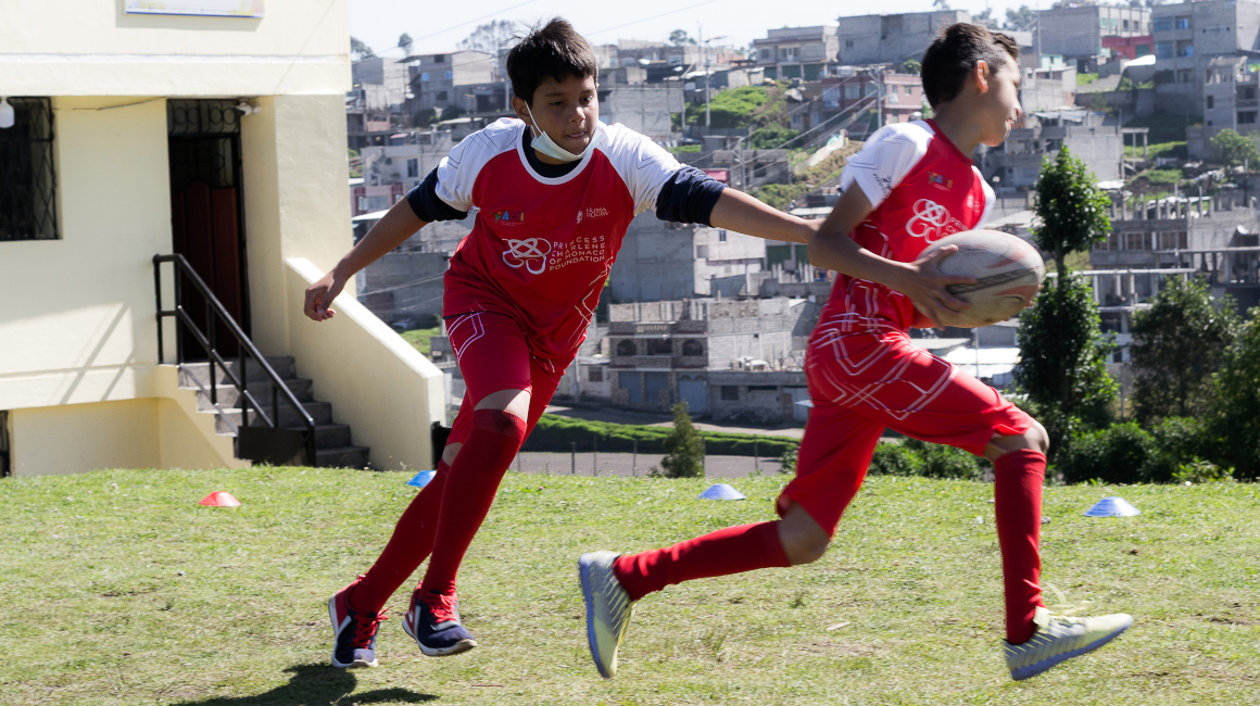 Niños del proyecto de la Fundación de Mónaco juegan rugby.