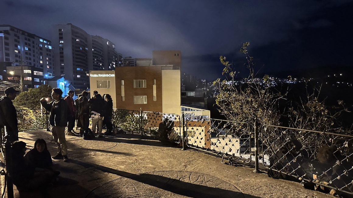 Cae la noche y el mirador de la calle Rafael León se convierte en una 'cantina' al aire libre. 