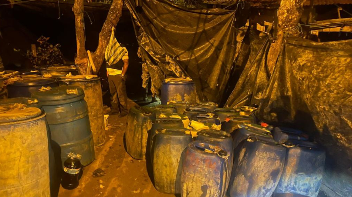 Policía incautó 2.744 galones de combustible almacenados de manera artesanal, el 1 de marzo de 2023, en Esmeraldas.
