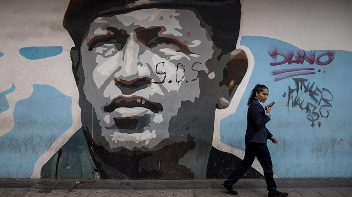 Vista de un dibujo en la pared de un edificio alusivo al fallecido presidente venezolano Hugo Chávez, en Caracas