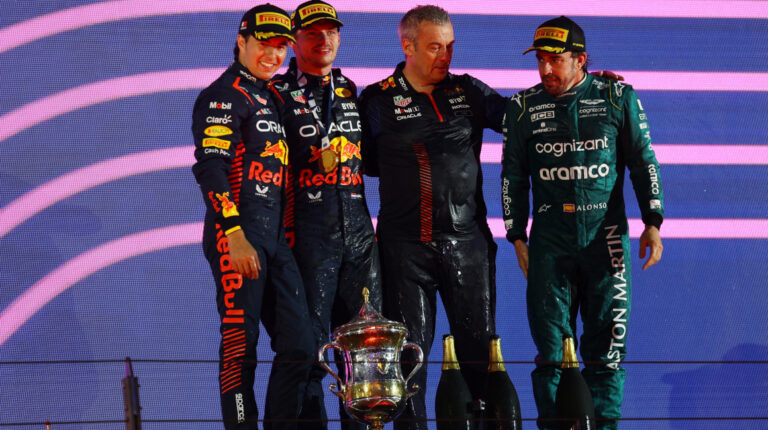 'Checo' Pérez, Max Verstappen y Fernando Alonso subieron al podio en el Gran Premio de Baréin, el 5 de marzo de 2023.