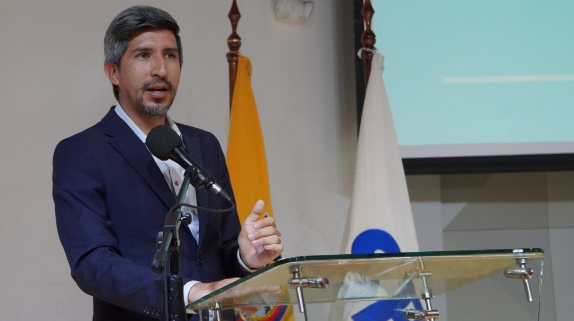 El director del Servicio de Rentas Internas (SRI), Francisco Briones, durante una conferencia el 13 de febrero de 2023.