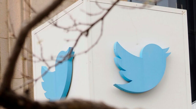 Logo de Twitter en el edificio de la compañía en San Francisco, Estados Unidos, el 6 de marzo de 2023. 