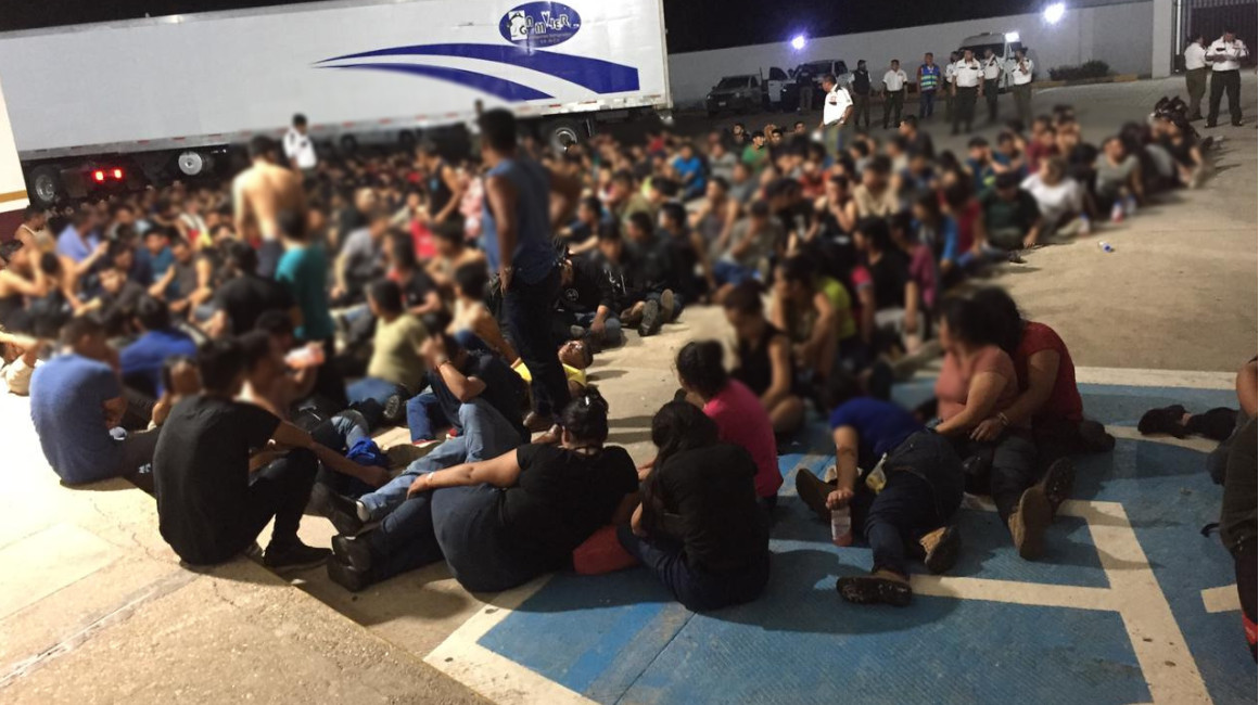 Encuentran a 343 migrantes en un tráiler abandonado en Veracruz