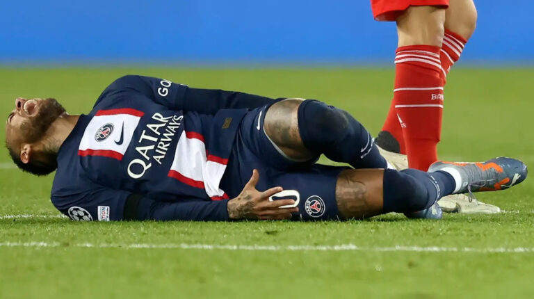 Neymar se lesionó el tobillo y será operado, según informó el PSG, el 6 de marzo de 2023.