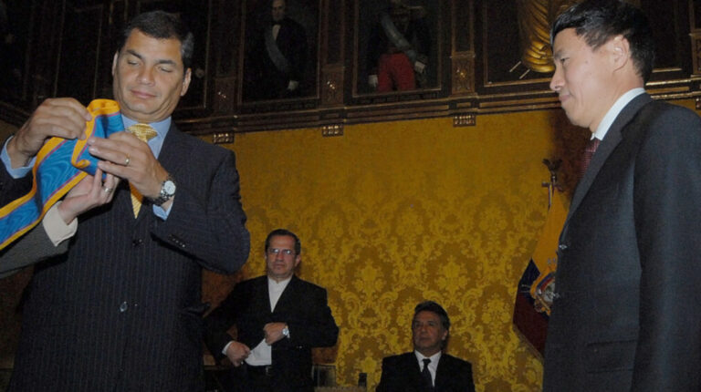 El expresidente Rafael Correa entrega una condecoración a Cai Runguo, exembajador de China en Ecuador, ante la vista de Ricardo Patiño y Lenín Moreno, el 1 de diciembre de 2010.