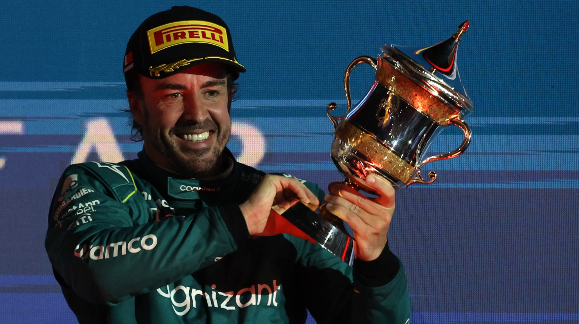 El piloto español, Fernando Alonso de Aston Martin, festeja luego de quedar en el tercer lugar del GP de Baréin, el 5 de marzo de 2023.