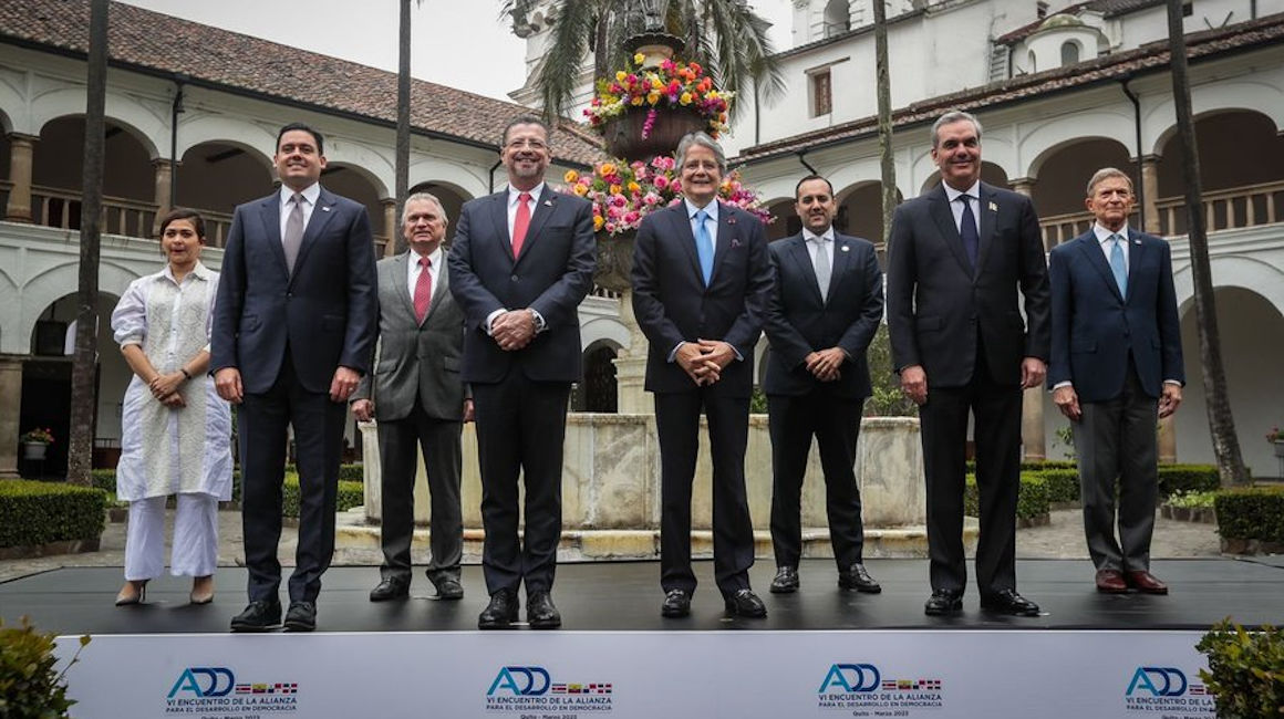 El presidente Lasso junto a los presidentes de Costa Rica, Rodrigo Chaves, y de República Dominicana, Luis Abinader, y el vicepresidente de Panamá, José Carrizo.