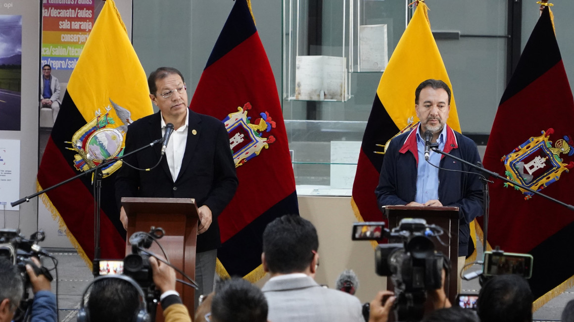 Reunión entre el alcalde de Quito, Santiago Guarderas y el alcalde electo, Pabel Muñoz, el 22 de febrero de 2023.
