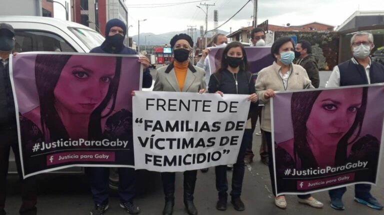 Familias de víctimas de femcidio en un plantón en la Función Judicial de Cuenca, en agosto de 2020.