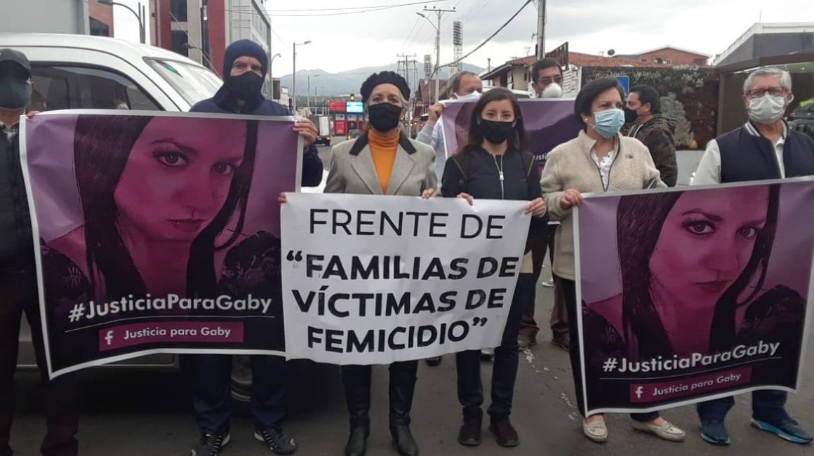 Familias de víctimas de femcidio en un plantón en la Función Judicial de Cuenca, en agosto de 2020.