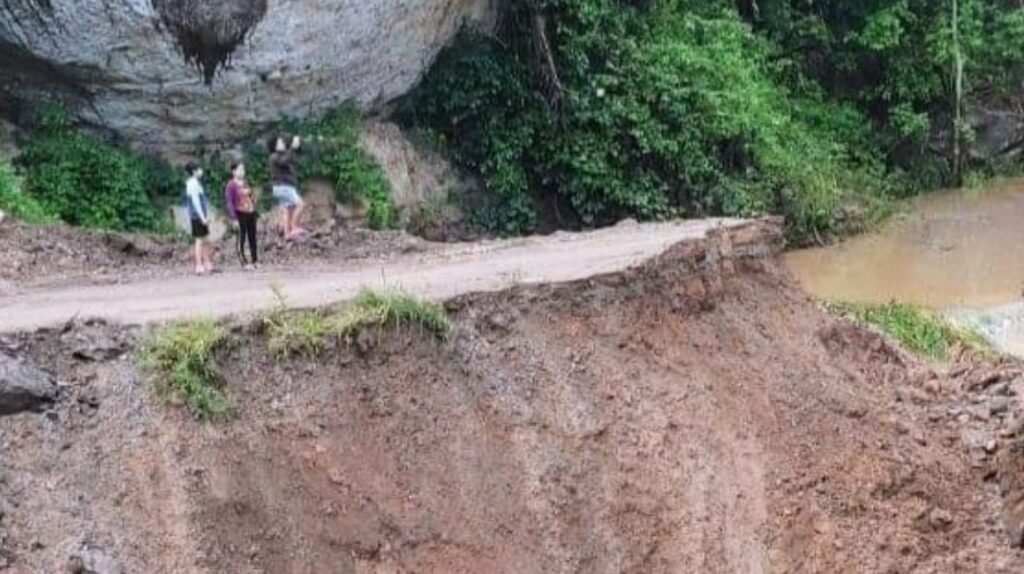 Colapsa la vía alterna entre Cuenca y Pasaje por deslave de tierra