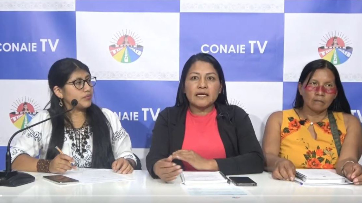 Zenaida Yasacama, vicepresidenta de la Conaie (centro) anuncia que la Conaie presentará una demanda de inconstitucionalidad al decreto de consulta prelegislativa, el 6 de marzo de 2023.