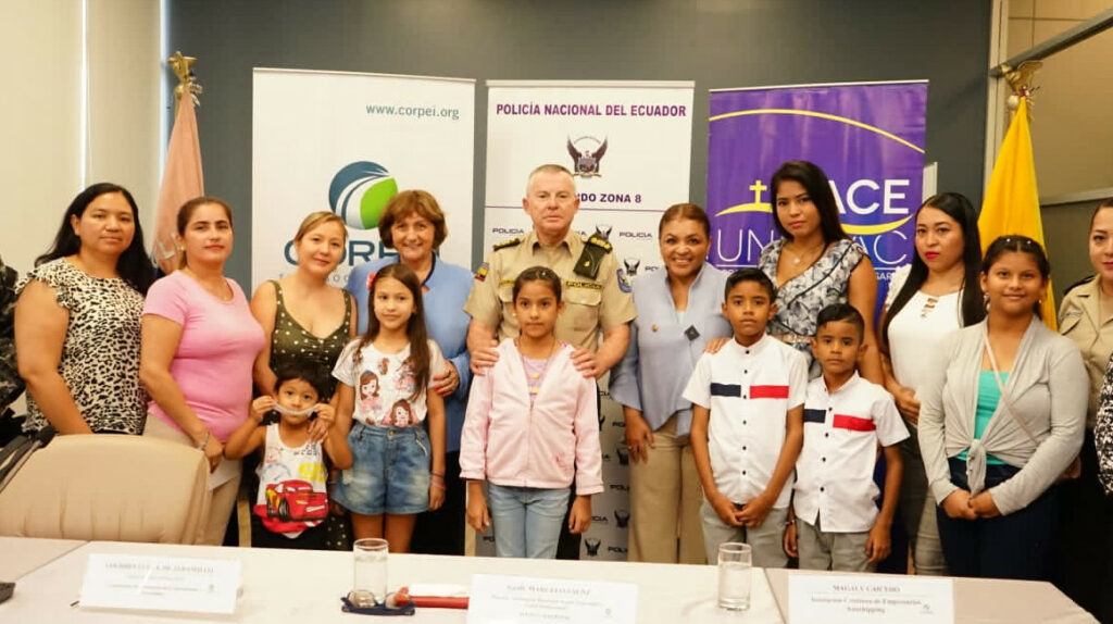 Hijos de policías asesinados reciben bonos de estudio