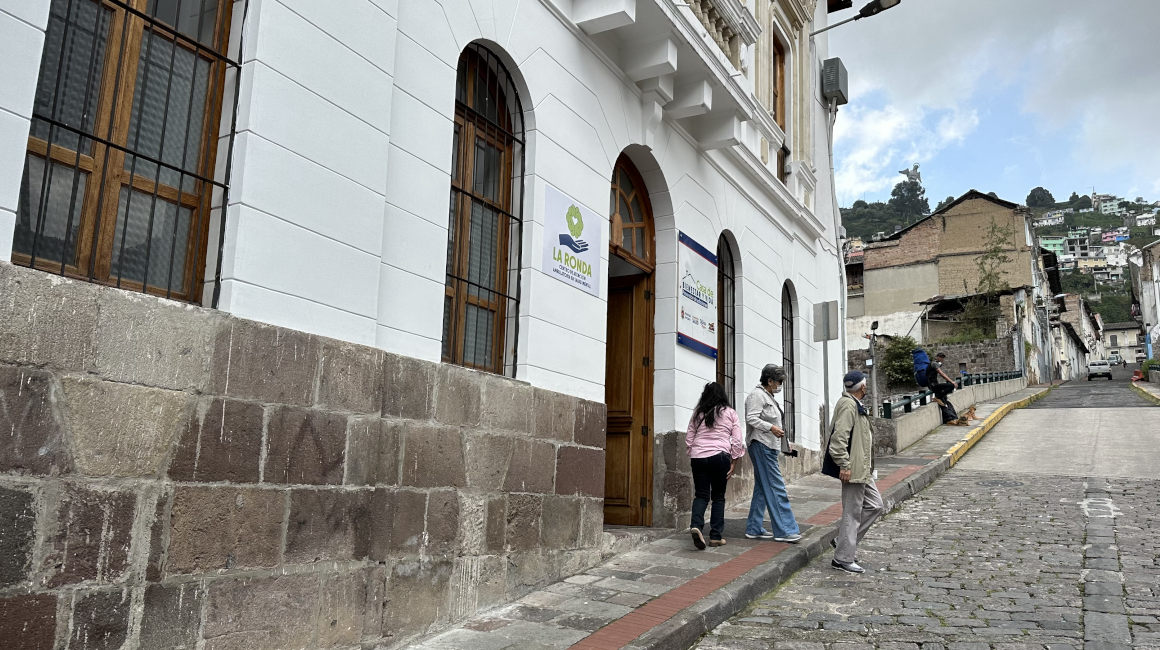 El centro está situado en el calle Guayaquil, centro de Quito. 