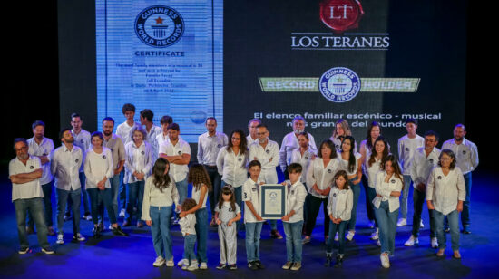 Fotografía de la compañía artística Los Teranes, de Ecuador, que presentan el récord Guinness del elenco familiar más grande del mundo.