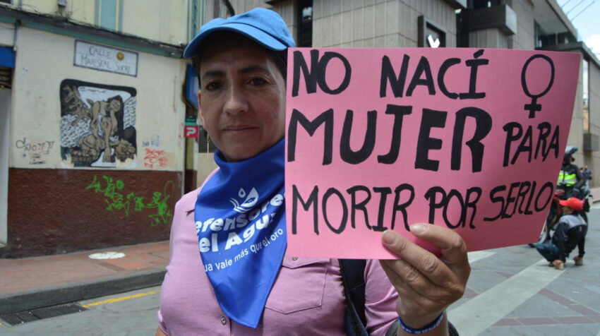 Integrantes de diferentes agrupaciones feministas marcharon por las calles de Cuenca. Quito, 8 de marzo de 2023