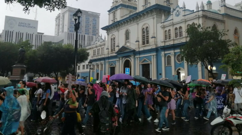 Grupos de mujeres marcharon por las calles céntricas de Guayaquil, el 8 de marzo de 2023.