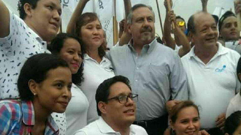 Edwin Moreno (camisa gris) durante una actividad política de apoyo a la candidatura de Lenín Moreno, en 2017.