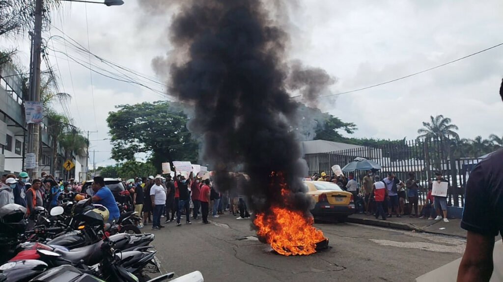 Manifestantes ingresan al hospital del IESS en Guayaquil