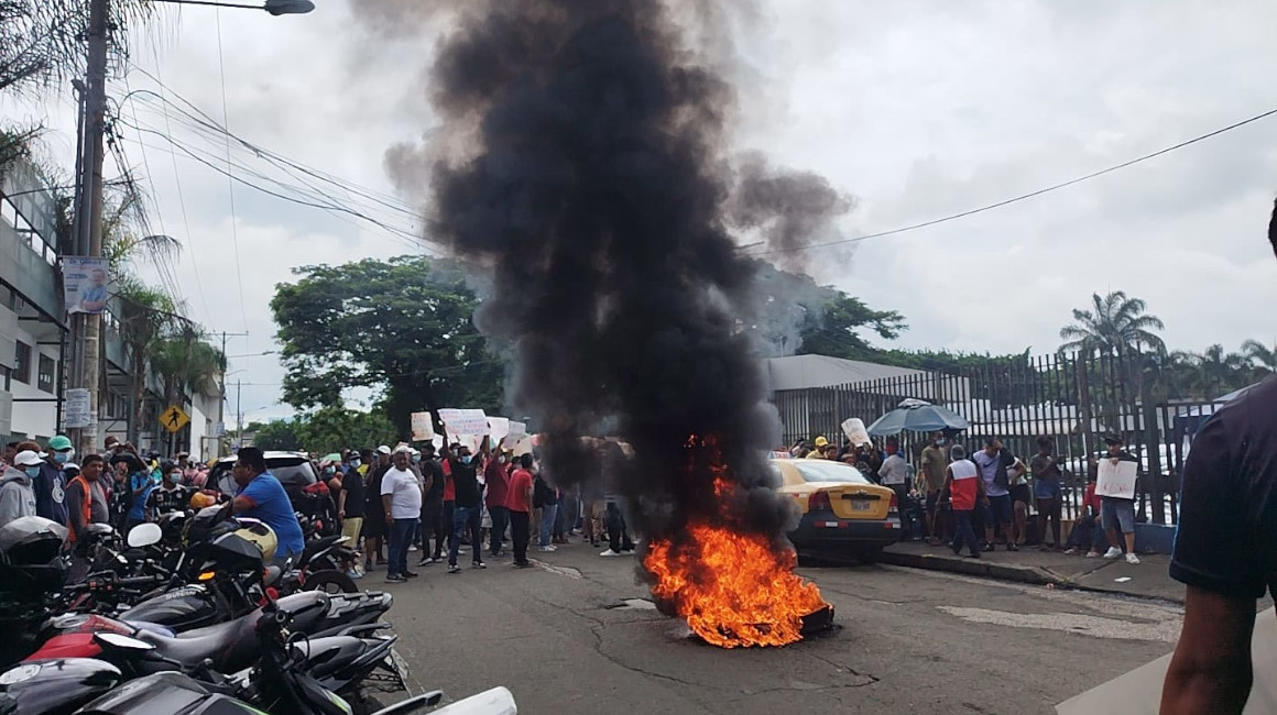 Decenas de personas quemaron llantas en los exteriores del hospital del IESS en Guayaquil, el 9 de marzo de 2023. 