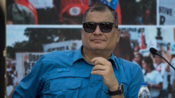 El expresidente de Ecuador, Rafael Correa, asiste en un acto por el 