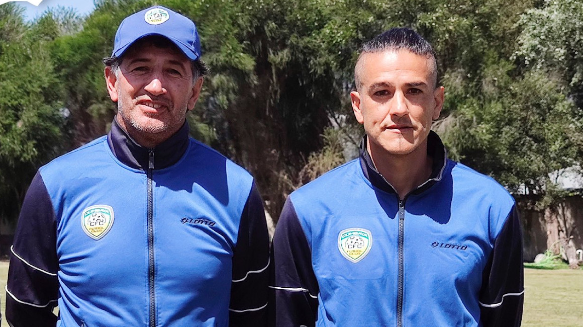 Patricio Hurtado y Norberto Araujo luego de ser nombrados como entrenador y asistente técnico del Cumbayá FC, en septiembre de 2022.