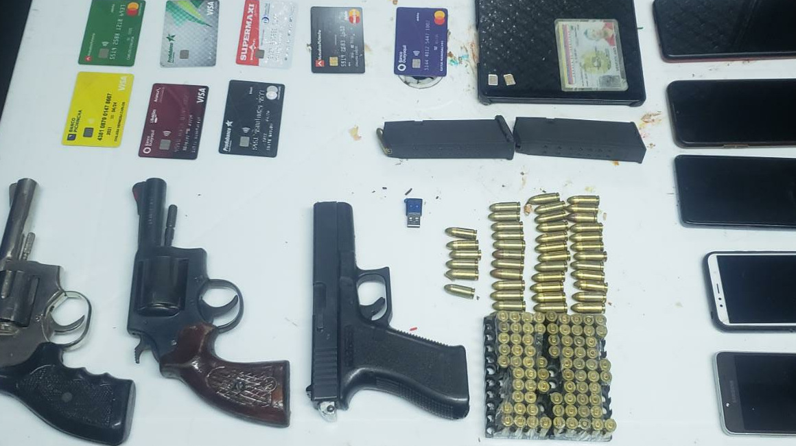 La Policía incautó armas de fuego, tarjetas de crédito, entre otros.
