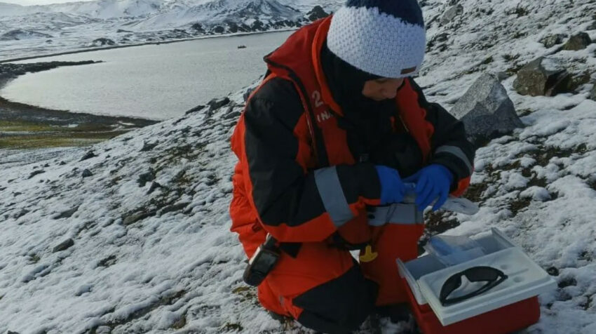 Una científica ecuatoriana en un proyecto del Inocar en la base científica de Ecuador, en la Antártida, el 25 de febrero de 2023. 