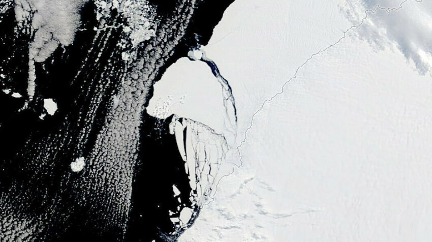 Imagen satelital del rompimiento de un iceberg, del tamaño de Londres, en la Antártida, enero de 2023. 