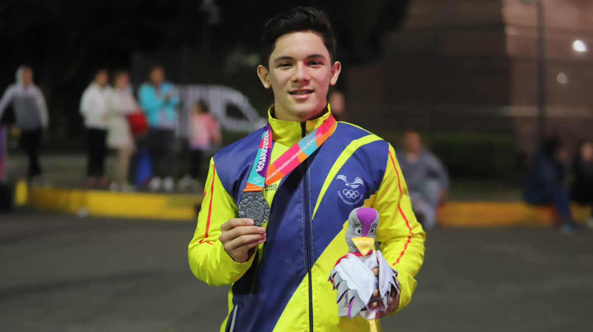 Daniel Chica, con su medalla de plata de los Suramericanos de Rosario 2022.