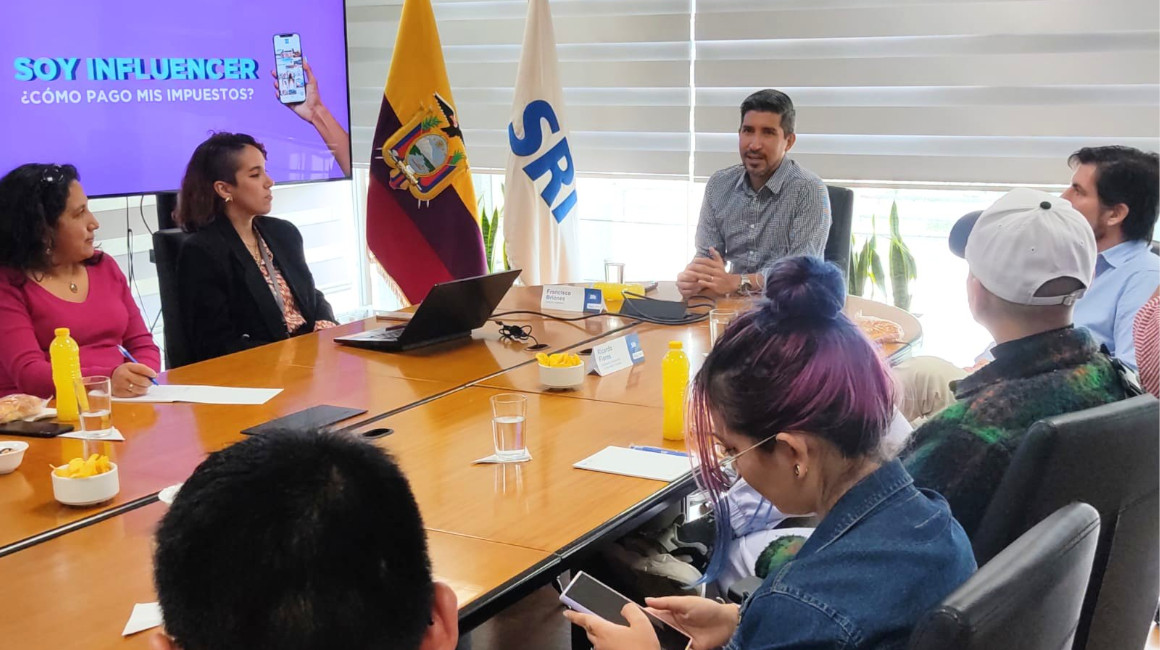 Francisco Briones (centro) se reunió con influencers en Quito el 1 de marzo de 2023.