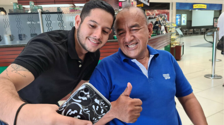 El periodista José Delgado, fotografiándose con un admirador en Guayaquil, el 6 de marzo de 2023.