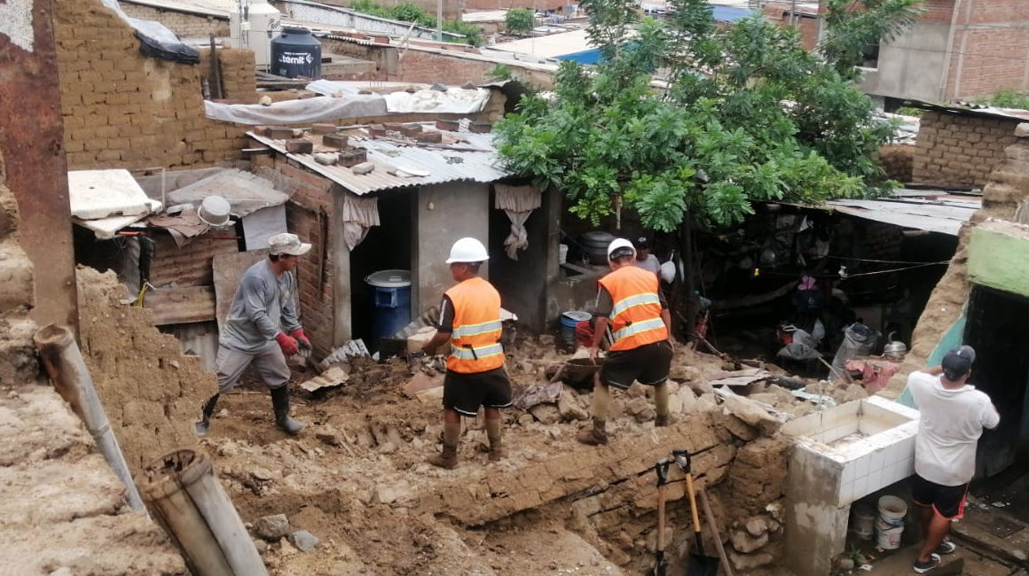 Miembros del Ejército de Perú remueven escombros de una vivienda que colapsó por las lluvias en Chiclayo, el 10 de marzo de 2023.